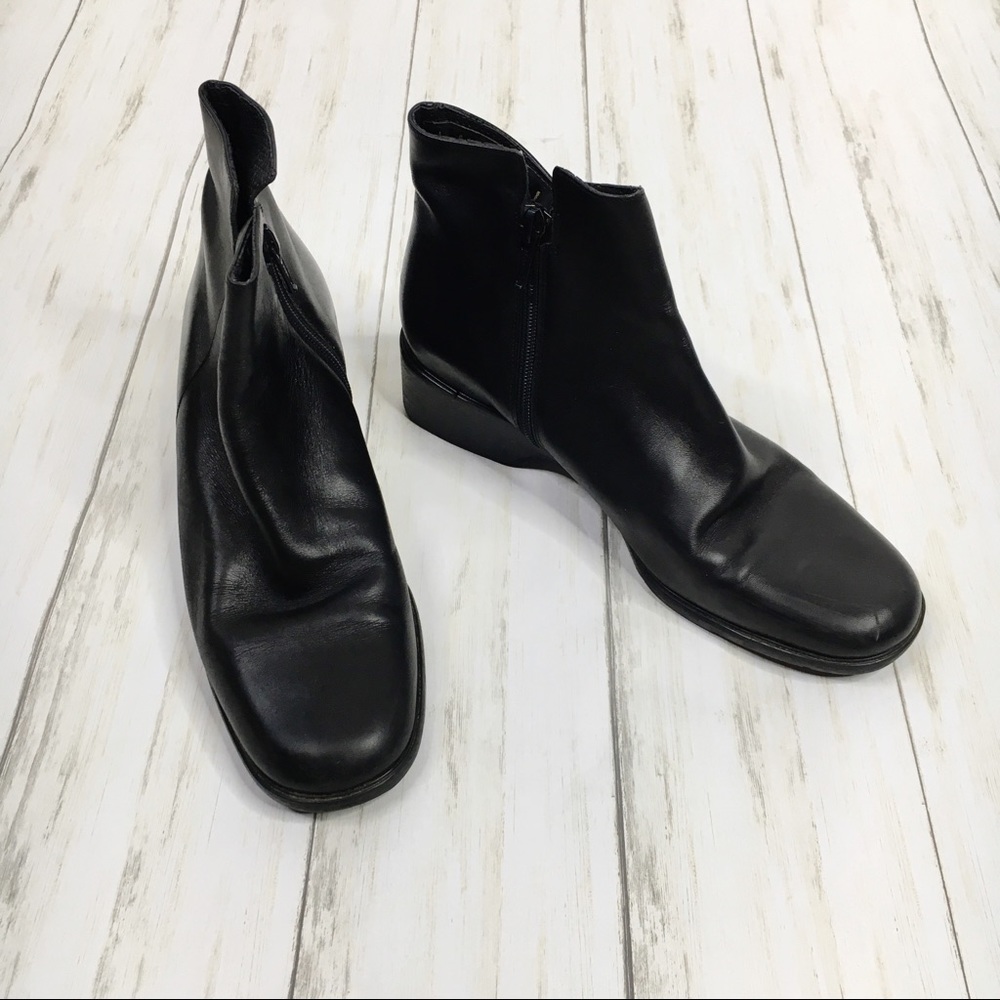 Amalfi Pillow A Black Leather Ankle Booties - Picture 3 of 8